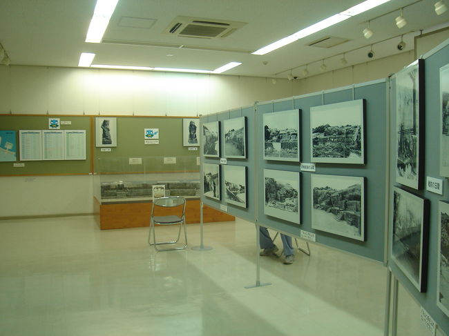 ゆいレールのチケットを見せたら、入場料は１００円でした。<br /><br />チケット売り場の地下には玉陵に関する資料や写真などの展示室があります。