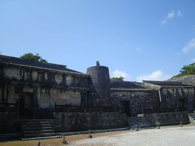 歴代国王や王族が葬られています。<br />真ん中の部屋で洗骨を行ったあと、左の部屋に移すそうです。<br /><br />「･･･洗骨って何だ？？」と思ったら、無くなった後しばらく骨になるまで放置して、骨になったら綺麗に洗って納骨するそう。<br />考えるとちょっと怖い。<br />