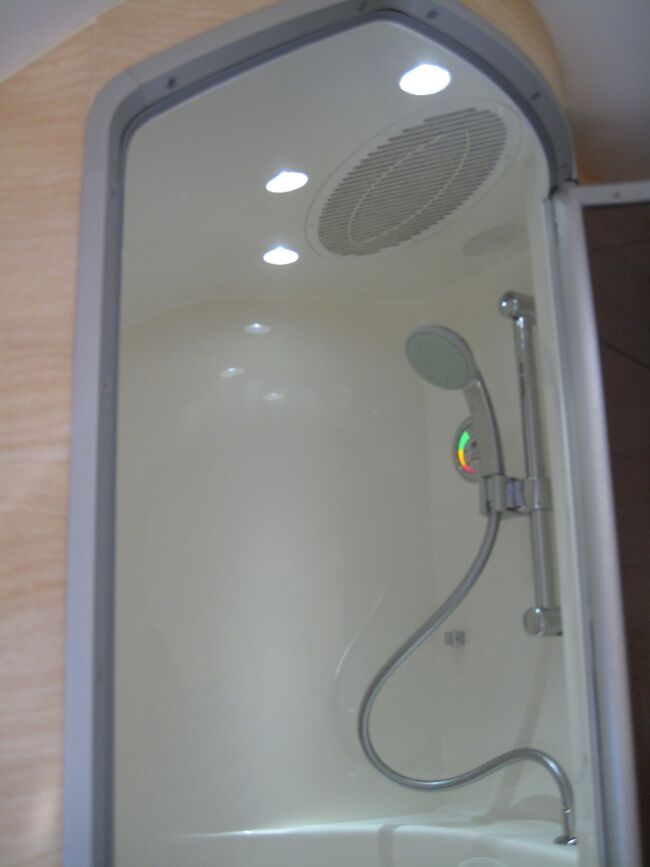 シャワーブース<br /><br />シャワーヘッドは<br />グローエの「テンペスタ」<br />