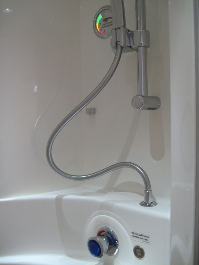 上が残量計<br /><br />なぜかラウンジのシャワーより豪華！<br />ドバイのラウンジのシャワーは普通だし水圧弱いし^^;<br /><br />