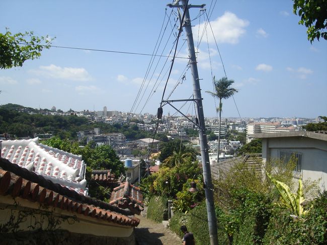 玉陵を後にし、金城町の石畳の坂道へ。<br />町が一望できて圧巻です。