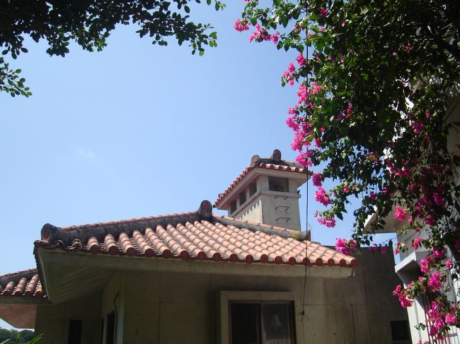 沖縄の民家は「○○ハウス」みたいな家がほとんど無く、赤瓦のカワイイお家が多いです。