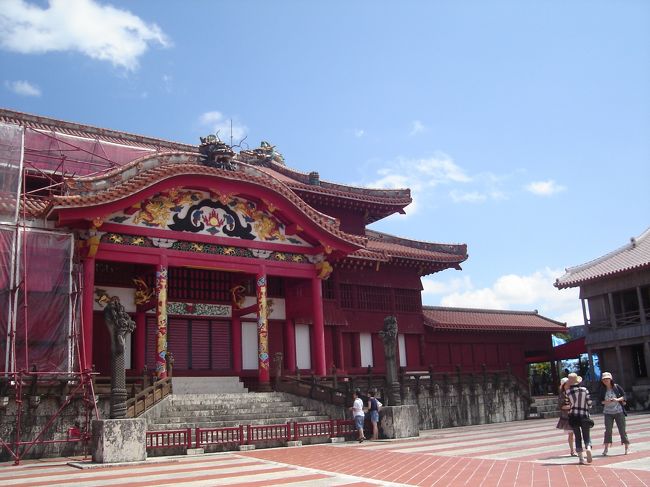 急な石畳みの坂を下ったら、今度は当然上らなきゃいけません。<br /><br />ヘトヘトになりながら首里城到着。<br />今回は塗装工事中でした。