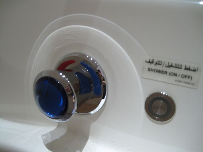 右がシャワーのスイッチ<br /><br />カメラを縦にしちゃってミスしたけどこんな感じ。<br />http://www.youtube.com/watch?v=PB19FJa-MrU<br />