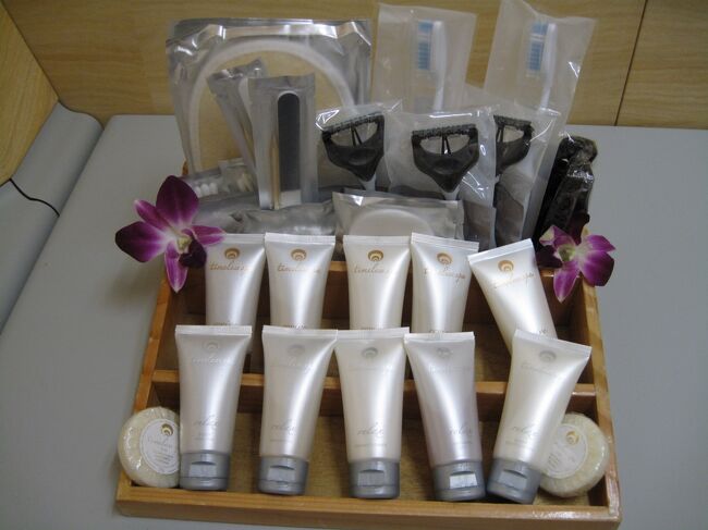 タイムレス・スパ・シャワーキット製品は2種類<br /><br />タイムレス・スパ・リバイブキットと<br />タイムレス・スパ・リラックスキット<br />エミレーツ航空の独自にデザインされたもので、<br />天然の成分だけを使用しています。<br />エミレーツ航空<br />