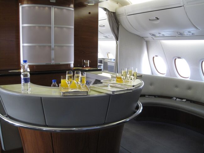 機内ラウンジ（The Lounge.）<br /><br />これは離陸前