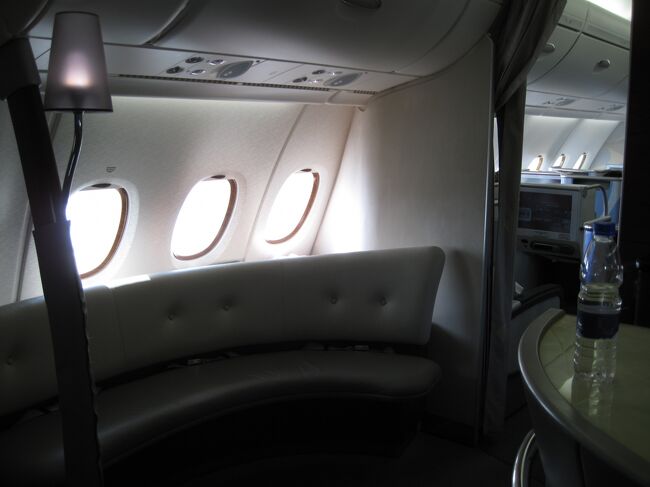 ラウンジのソファ<br /><br />広いスペースで足を伸ばして、<br />　　　　　　　好きな本を読んだり、<br />　　　　　　　　　　音楽を聴いたり・・・<br /><br />ビジネスクラスとファーストクラスのＰＡＸが利用可