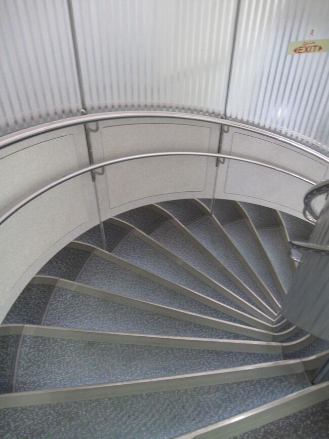 後方の螺旋階段