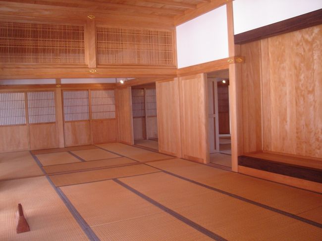 書院。<br />日常の執務を行ったとされる部屋。<br /><br />本州のお城と違って欄干もシンプル。