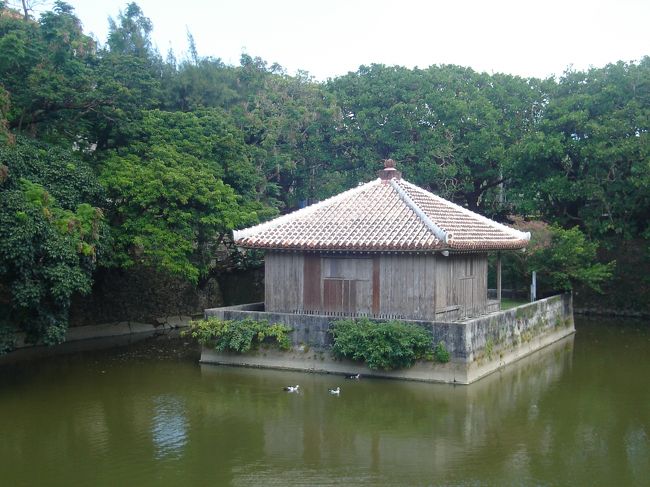 首里城見学も終わりです。<br />円鑑池の脇を通って、首里駅へ。