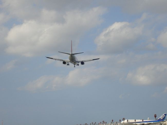 着陸する飛行機と出発町の飛行機。