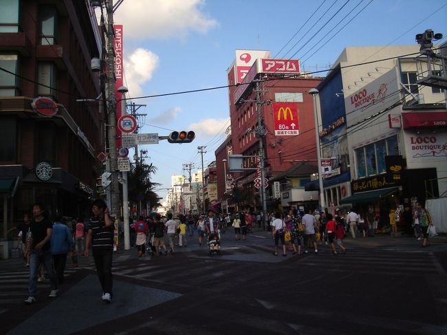 乗ったは良いがどこで降りるんだ？？<br /><br />「あ〜、国際通りの三越前なら今日泊まるホテルの近くだ〜」って思ってたら、今日は日曜日で国際通りは歩行者天国。<br /><br />国際通りを迂回し、知らない所で下車･･･。<br />何とか戻って来られました(^_^;)