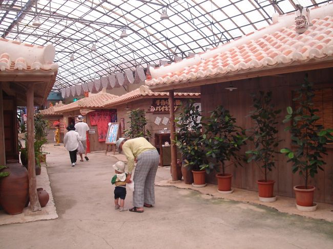 中に入ると既にタイムスリップしたような街並みが･･･。<br /><br />ここでは本格的な紅型衣装が着られます。<br />園内に本格的な琉装の観光客の方がいて、とてもキレイでした。<br />お金と時間に余裕のある方は、ここでの貸衣装をオススメします。