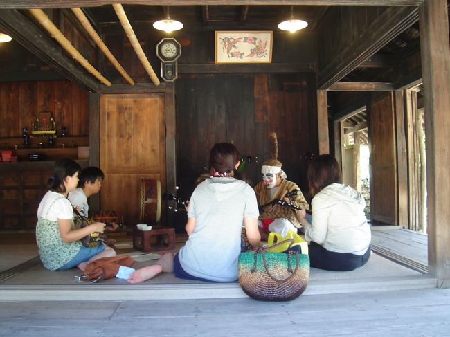 おきなわワールド同様、琉球むらでも色々な沖縄文化を楽しむ事ができます。<br /><br />ここでは三味線教室が。<br />奥にいる三味線の先生は道ジュネーというパレードに出ている方です。念のため。