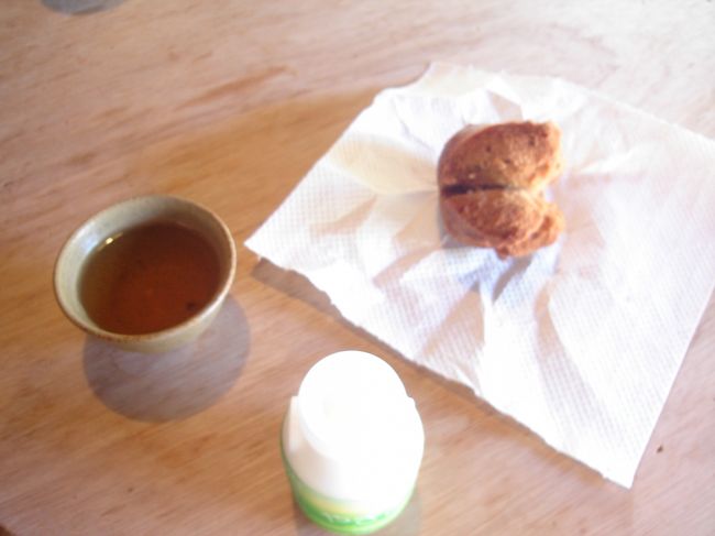 ヤギに餌をあげたので、ミルクを出してくれました（笑）<br />サーターアンダギー（１００円）とヤギのミルク（２５０円）でちょっと休憩。<br />ヤギのミルク初体験でしたが、これは普通の牛乳と変わらない味でした。