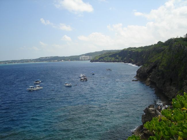 次は前田岬。<br />この日は波のうねりがあるので遊泳は禁止でした。<br />青の洞窟へ潜る船でいっぱいです。