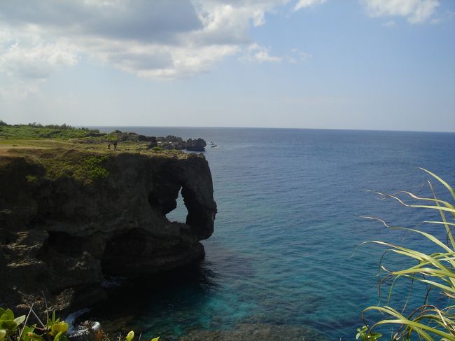 続いて万座毛。<br />ここは観光スポットなので、人が多いです。<br /><br />車を駐車するにも一苦労。