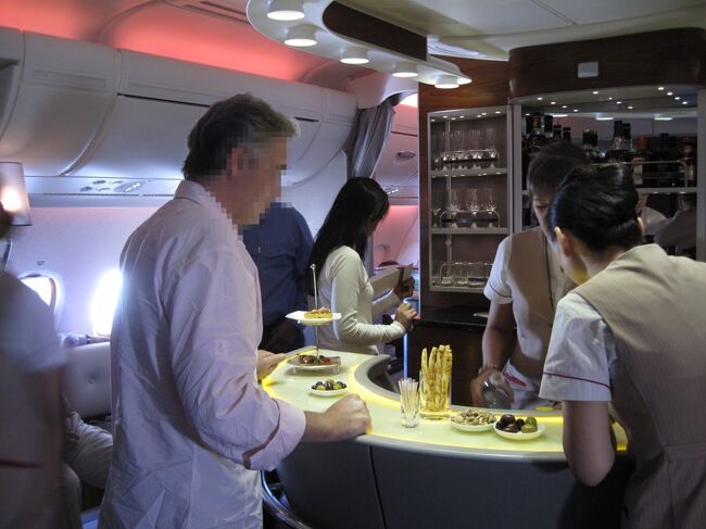 良いねぇ。<br /><br />　　機内ラウンジ♪<br /><br />Emirates A380 First Class Social Area &amp; onboard Lounge<br /><br />videos<br />http://www.emirates.com/english/flying/our_fleet/emirates_a380/first_class/social_area_onboard_lounge.aspx