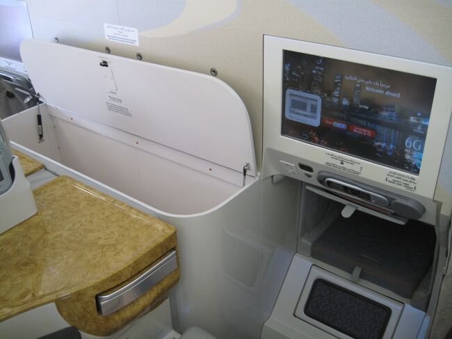 ビジネスクラス先頭のバルク席にはこんな入れ物が。