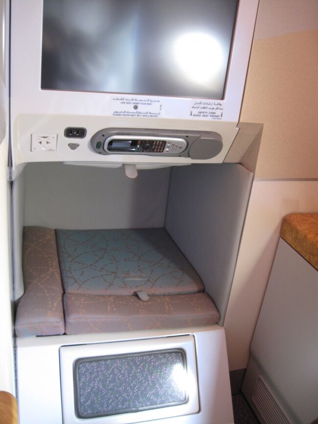 座席の電話<br /><br />全座席に設置された衛星電話のご利用で、世界中のどの電話へも1分間たった5米ドルで通話できます。すべての主要クレジットカードと、のプリペイド・テレフォン・カードがご利用になれます (機上でお求めになれます)。当電話は、機上にてどこの座席同士での会話にもご使用になれます。 <br />エミレーツ航空