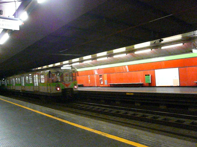 ﾐﾗﾉの地下鉄：ATM<br />到着までに家をでてから既に21時間経過しいいおり、疲れがたまってましたが、街を散策がてら軽食を取りにﾎﾃﾙから中央駅まで移動し地下鉄で24時間有効の1日乗車券（3€）を自販機で購入て明日に備えまずはcafeに向かいました。