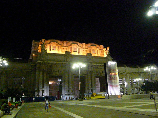 夜のﾐﾗﾉ中央駅<br />治安が悪いと言われていますが夏のﾊﾞｶﾝｽｼｰｽﾞﾝだからか、ｽｹﾎﾞｰをする少年たち以外に人はあまりいなかったです。