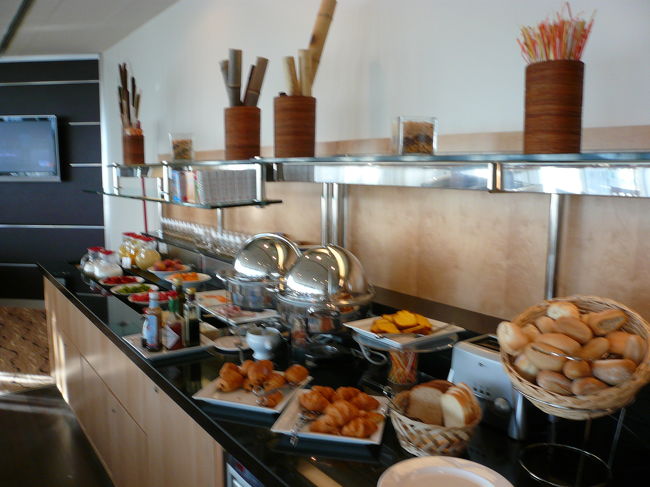 HILTON MILANO　のﾗｳﾝｼﾞの朝食（ﾋﾞｭｯﾌｪ）<br /><br />今回の宿泊は119€でしたが、HHoner特典で Exsective Floorではなかったですが３階のExsective room(347号室)にUpGrade(部屋が広いようです)されました。あわせて１０階のExsective Loungeの利用がOKで朝食ｻｰﾋﾞｽあり。