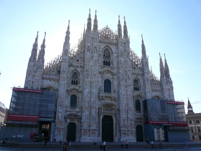 ドゥオモです。<br />「1386年の着工から500年の歳月をかけて完成した、聖母マリアの誕生に捧げた大聖堂。約3400体の彫像、150本の尖塔を持つイタリアのゴシック建築の傑作」です。<br />日曜の朝で人もまばらです。<br />当時は修復の最終段階でしした。