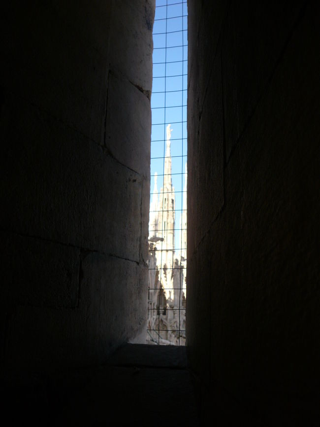 ドゥオモに昇ってみる事にしました。<br />屋上への階段利用で€4でした。<br /><br /><br />螺旋階段の途中から・・・<br />絵になるでしょう？？？