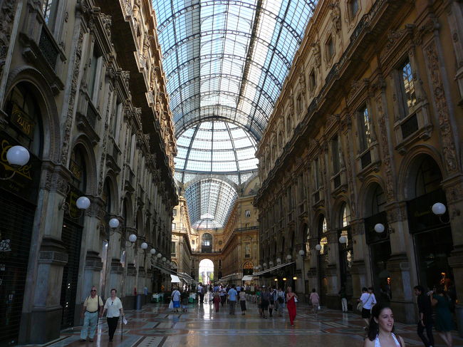 Galleria Vittorio Emanuele ?<br />日曜日なので、高級ブランドショップはお休みです。