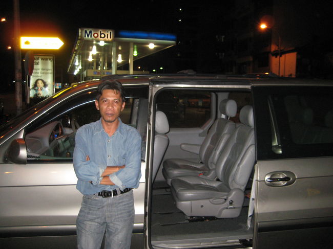 ジョホール-シンガポール国境越え貸切ドライバーさん。とても親切でしたがシンガポールの通関で捕まってしまい自分達もイミグレで取り調べ。。。