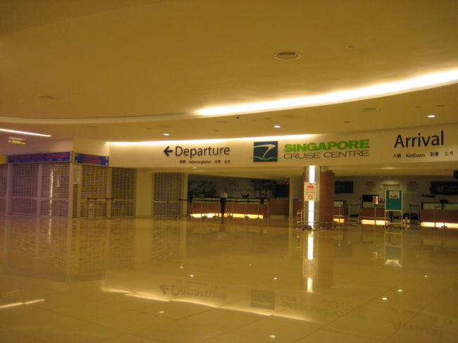 ビンタン島行きのフェリー乗り場到着。中は警備員がいて安全。ただいま深夜４時頃になりますが音楽がかかっていていい感じです。ということで。