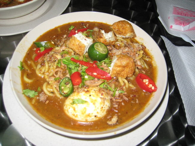朝ごはんはフェリーターミナルで。マレーシアのカレー風味の麺！美味しかったあ。。