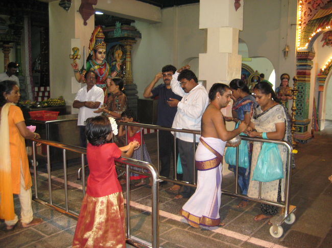 さて、ヒンズー教のお寺にやってまいりました。