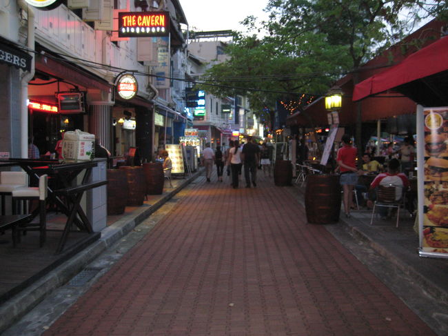 河沿いにはいい感じのお店が延々と軒を連ねております。