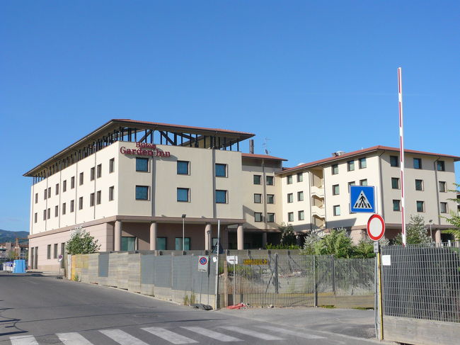 フィレンツェのバス：ＡＴＡＦ（アタフ）の一日乗車券を駅の売店（タバッキ）で購入し、駅前のタクシー乗り場より本日の宿泊ホテル「Hilton Garden Inn Florence Novoli hotel」に到着。<br />