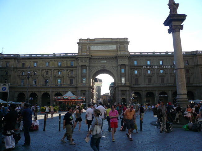 レブッブリカ広場。<br />このあたりはデパートがあってブランドショップが並んでいましたが、移動でつかれテンション低く入りませんでした。