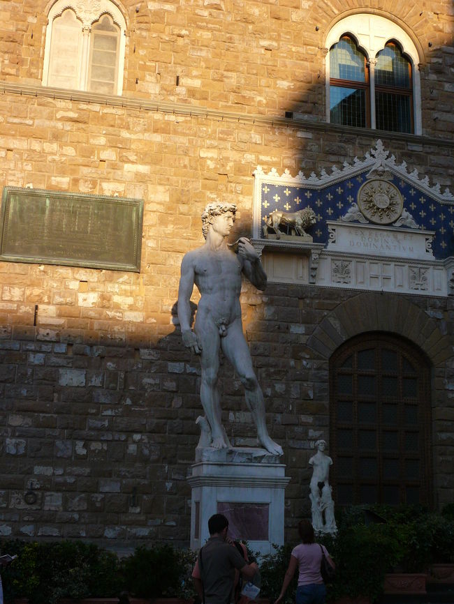 スィニョリーア広場ベッキオ宮前のミケランジェロ作「ダビデ像」。本物はアカデミア美術館にありますが今回は時間がなく見れませんでした。