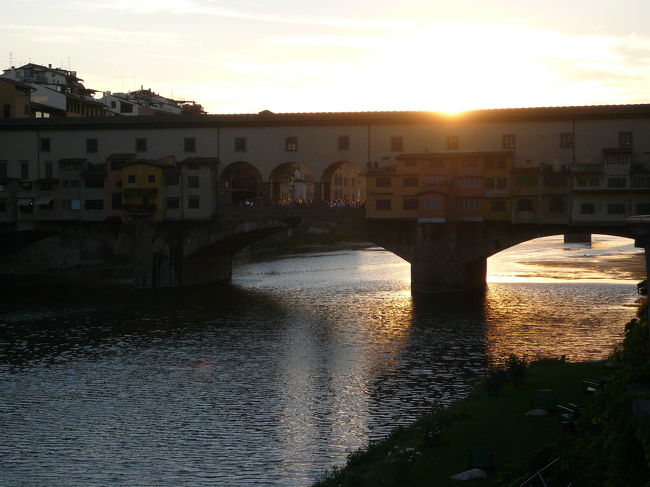 ベッキオ橋に沈む夕日。