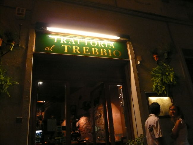 ここは路地にこれでもかというぐらいに狭くして食卓を持ち出したレストラン「TORATORIA al TREBBIO 」で本日一番最初に開店準備中に通りかかったのですがそれ以来気になって戻ってみたところ待ち行列ができているではないですか、列ができると燃えてしまい「ここ」ということで本日のディナーはこのお店に決定しました。