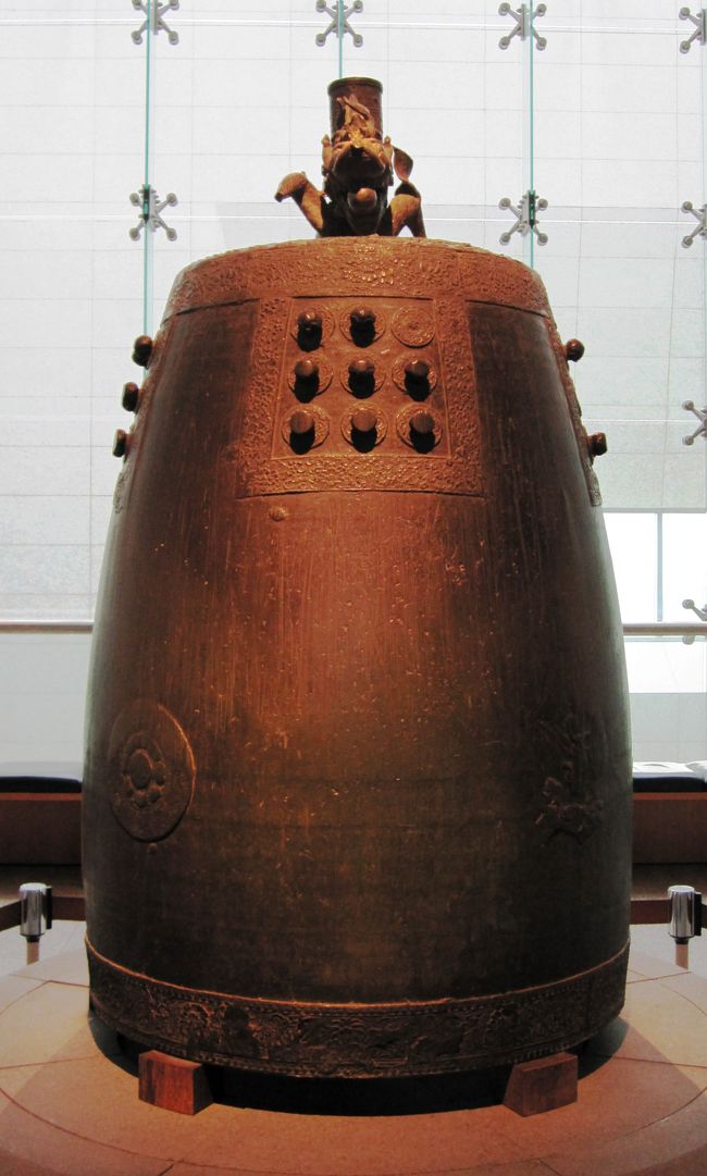 『天興寺』銘の青銅梵鐘です。高麗時代の1010年の製作です。国宝280号に指定されています。