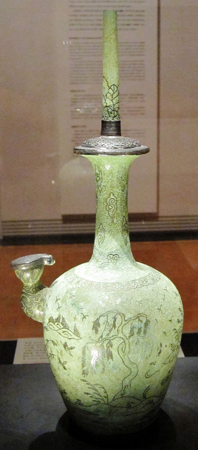 青銅銀入絲・蒲柳水禽紋・浄瓶です。高麗時代の12世紀の製品です。高さは37.5センチです。国宝92号に指定されています。