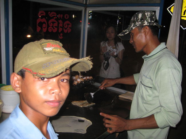 カンボジア風クレープ！練乳と蜂蜜たっぷり。超美味しい