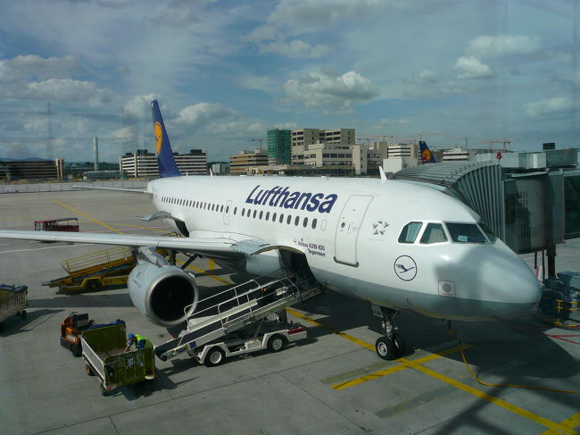 フランクフルト空港より、パリＣＧＤ空港行きのLH****にて本日の目的地パリに向かいます。写真はルフトハンザの航空機Ａ３２０です。