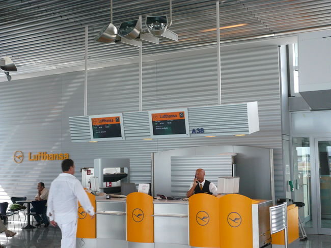 ＦＲＡ　Ｂゲートのラウンジにて休憩後、搭乗ゲートにて遅れている搭乗時間を待ちました。