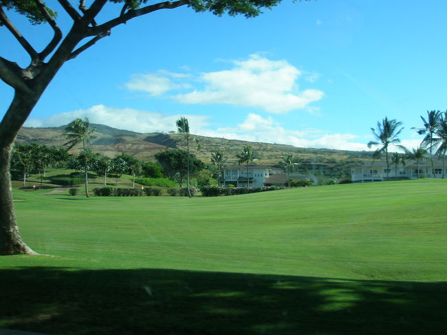 ホノルル空港到着後、レンタカーを借ります。<br />運転は旦那様が。<br /><br />ハワイらしく、オープンカーになるタイプの車にしてもらいました。<br /><br />色は赤です！<br /><br />ひや〜っ、こんなん日本じゃ絶対乗れないよ〜。<br /><br />ナビを使いながらやっとホテル到着。<br /><br />まず、検問所でホテルのバウチャーを見せます<br />ホテルに入るまでにチェックがあるなんて、バリのリッツ･カールトン以来です。<br /><br />そして、入場してからホテルの塔に到着するまでもかなり走りましたよ。<br /><br /><br />だって、こんな景色がしばらく続きますから。<br />ビックリでしょ？！<br />