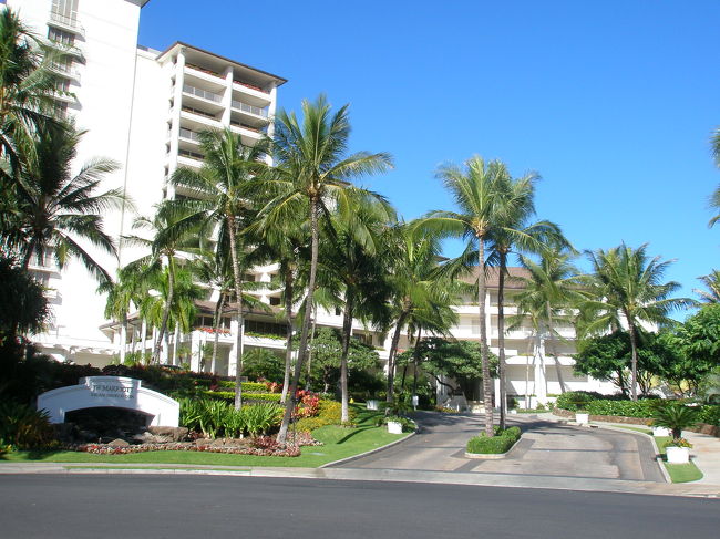 ホテルの検問所からしばしのドライブ。<br />ついに、ホテル塔に到着。<br /><br />専用駐車場に停めます。<br />この駐車場は1日33ドルなり。高っつ！！<br /><br />駐車場を出てすぐに、いよいよホテルに入ります。<br />このホテル、ハワイでありながら日本語対応スタッフがいませんでした。<br /><br />見ると、お客さんも欧米人ばかり。<br />しかも、みんなお金持ちそう〜。<br />やっぱり上級者向けのホテルなのね〜。<br /><br />