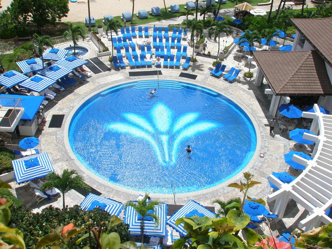 下にはプールも見えます。<br />