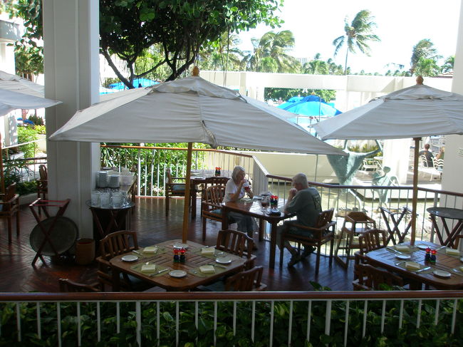 ホテル内は広大すぎて、とてもまわりきれません。<br /><br />なんてたって、ゴルフ場やスパ、ホテル内を専用シャトルバスが巡回しているのですから。<br /><br />なのでまずは館内を探索です。<br />