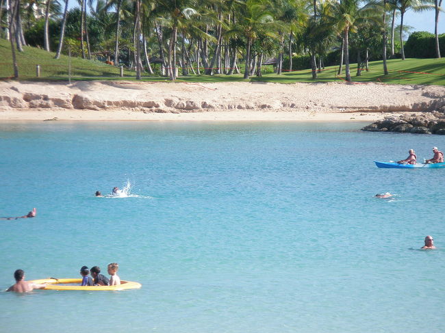 ホテル内にプライベートビートがあるので、部屋から水着でビーチに向かいます。<br /><br />とにかく海がキレイ！！透明度が高いです。<br />そして、人工のラグーンを作っているので、波がおだやかで本当に静か。<br /><br />何より、このホテルは高級ホテルなので、客層が違います！！！<br /><br />欧米の、いかにも上層階級の方々ばかりなので、皆さんマナーがよく、お子様もお上品です。<br /><br />子どもの「ぎゃー」とかを聞くこともありません。ウルサイ泣き声も聞かずにすみました。おかげでゆったりと大人の上品な時間を満喫です！実はこれが一番嬉しかったですね。<br /><br />そして日本人は私達だけ。<br /><br />ビーチにも当然ホテルスタッフがいて、ルームナンバーを伝えれば、<br />大きなボートや浮き輪などを無料で貸してくれます。<br /><br />私達があまりにも無邪気に遊んでいたので、何度もハネムーンか？と聞かれてしまいました。。。<br /><br />いや、もう結婚して2年経ちますが・・・気持ちはいつまでも新婚気分だけどね！<br /><br /><br />